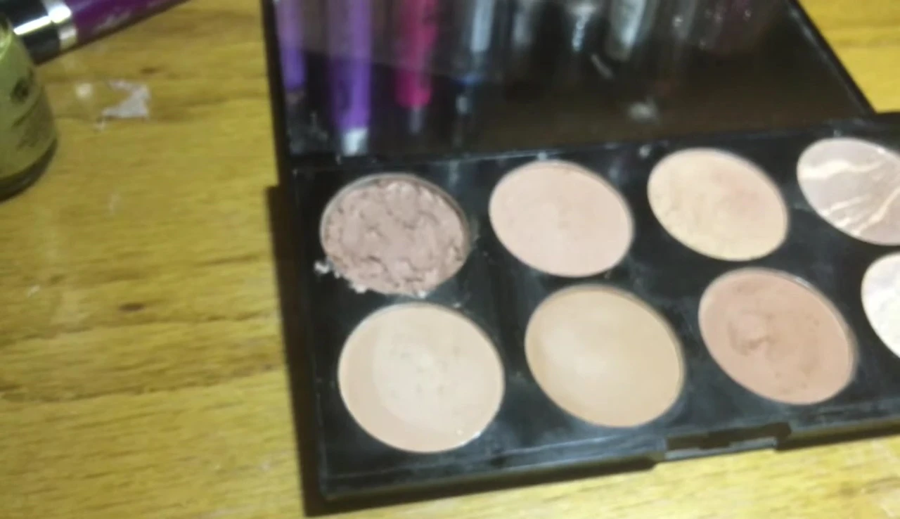 Swatches of the marbled shades.