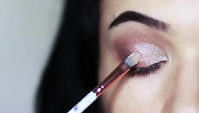 Apply glitter to the center of the lid and blend outwards and inwards for added sparkle.