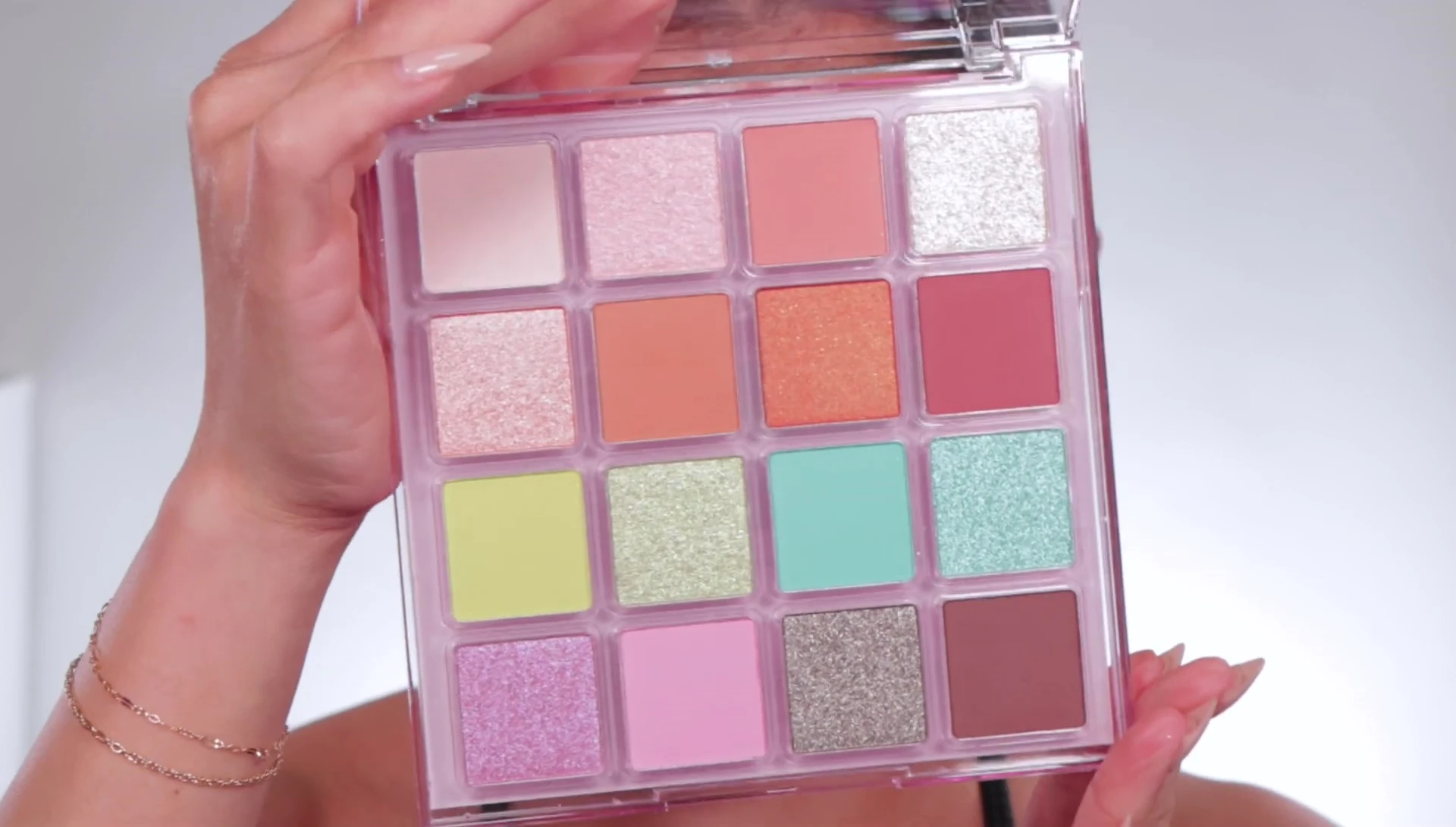 View showcasing the large pan sizes within the Desert Glow palette.