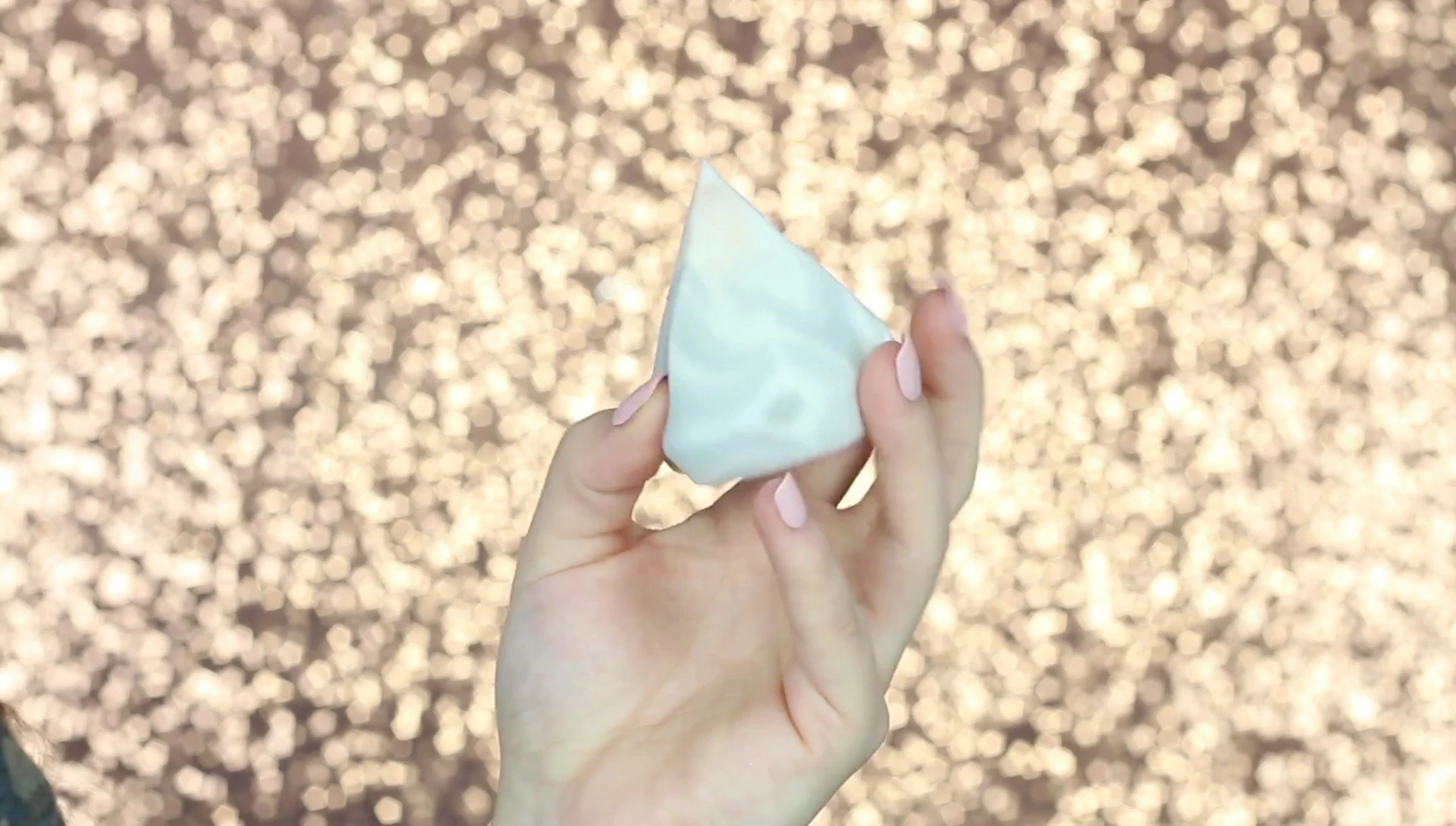 Showcase of the Real Techniques Miracle Diamond Sponge's unique shape.