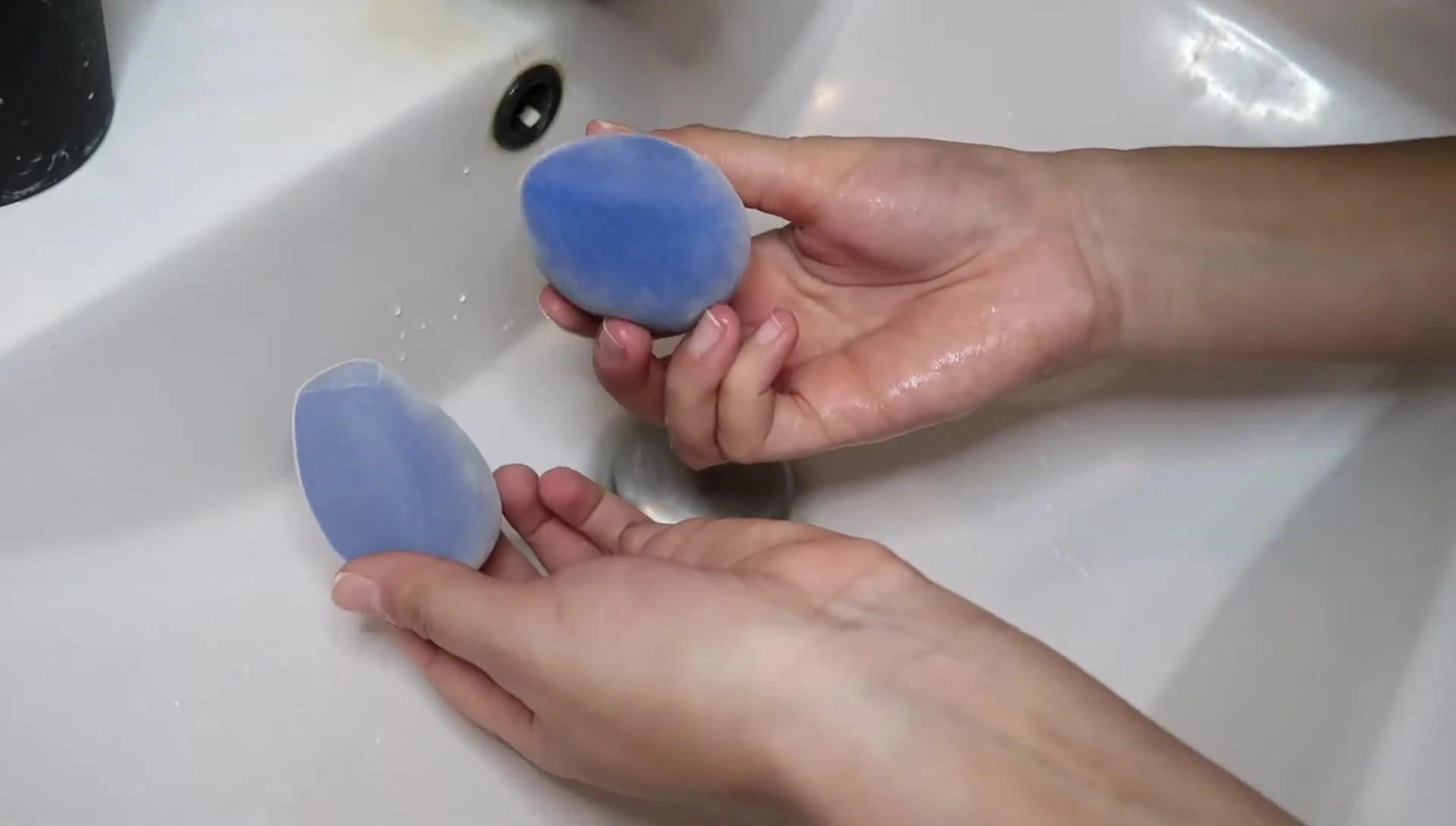 A side-by-side comparison of dry and wet sponges highlighting size difference.