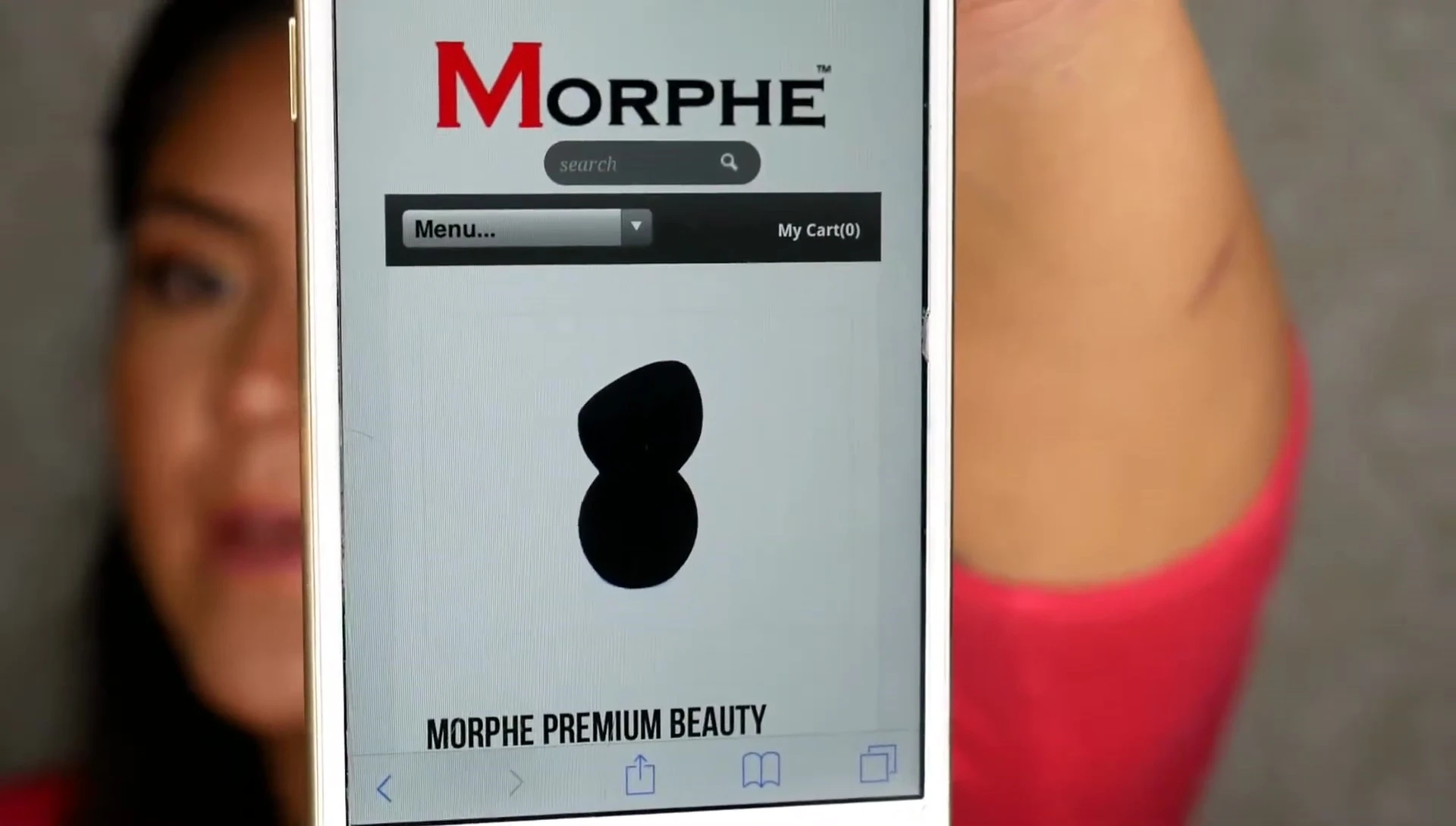 Showing the black Morphe sponge with a flat top