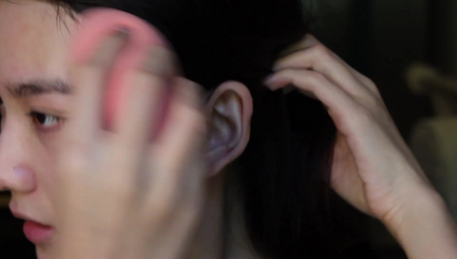 The reviewer preparing to apply concealer.