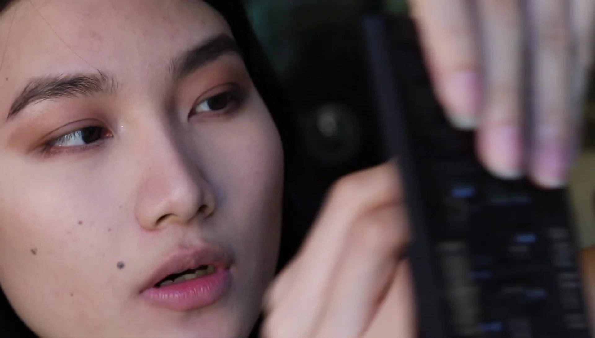 The reviewer applying setting powder under the eyes.