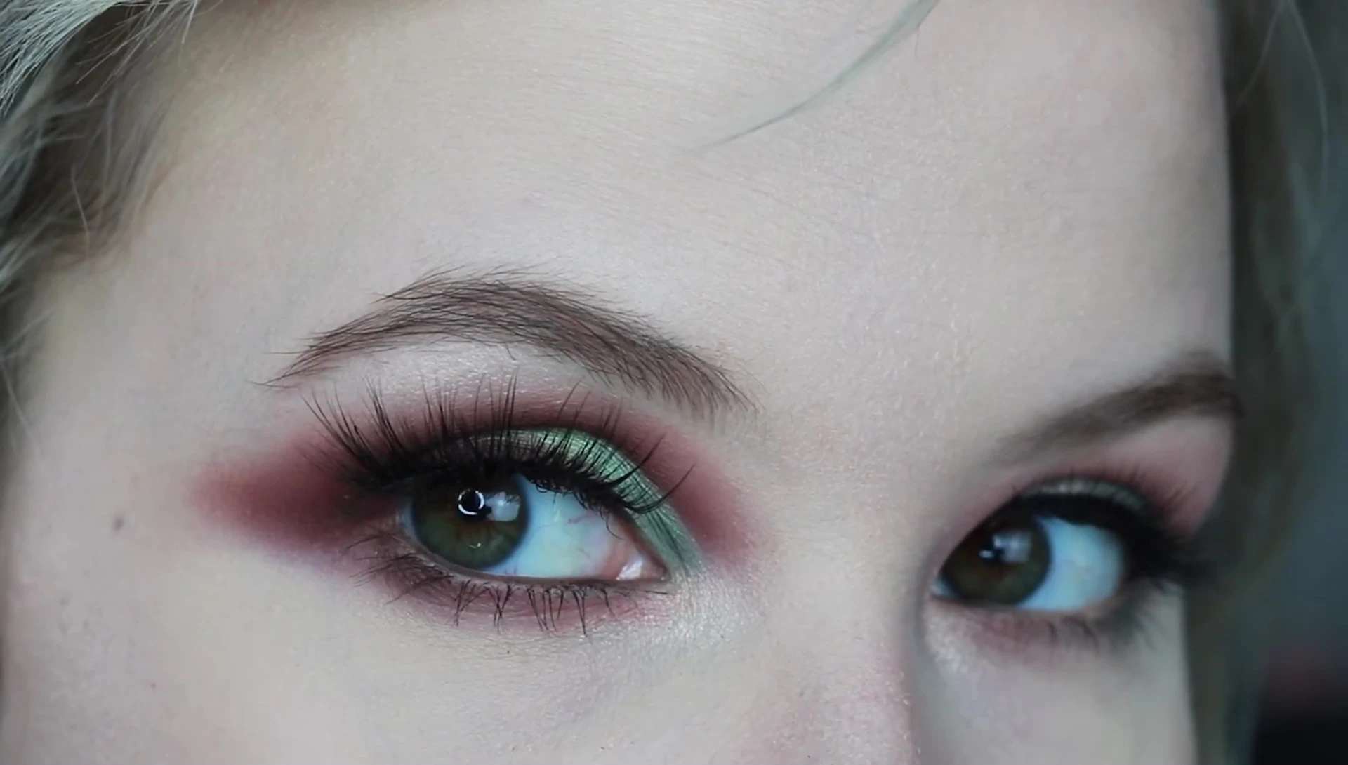 Demonstrating the use of a wet brush on metallic shades for improved pigmentation.
