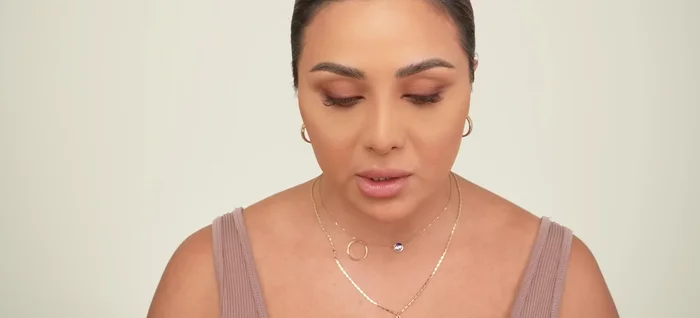 Apply a shimmery shade to the center of the lid to add dimension.