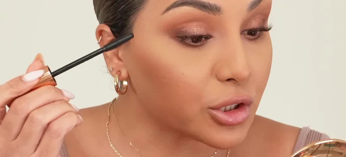 Finish by applying mascara and false lashes (optional).