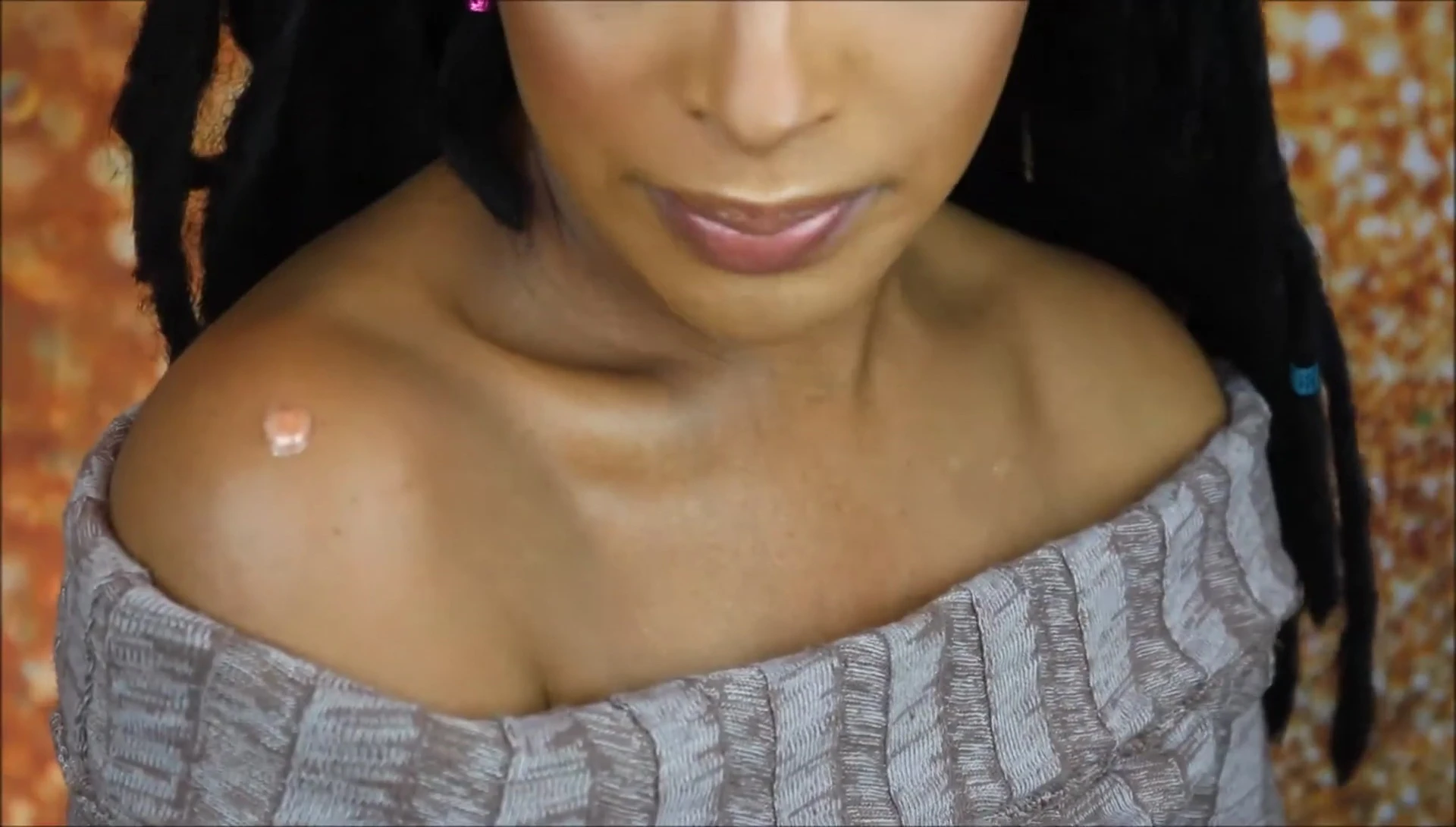 Applying the Body Lava to the shoulder
