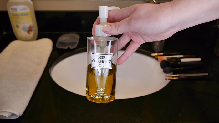 Prepare your cleaning station: Gather your chosen cleanser (DHCD plunging oil or baby wash), a dry towel, and a silicone mat.