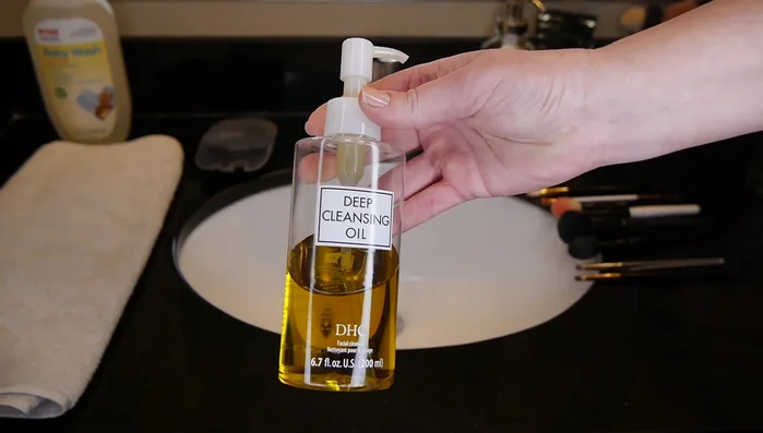 Apply cleanser to brushes: Use a gentle cleanser suitable for your face. For natural bristle brushes, use the deep cleansing oil. For synthetic brushes, either cleanser works. Saturate the brush bristles with the cleanser, working it into the center and edges.